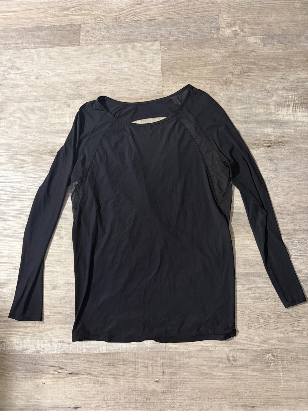 Women’s Lululemon black long sleeve with mesh detailing and open back 🖤
